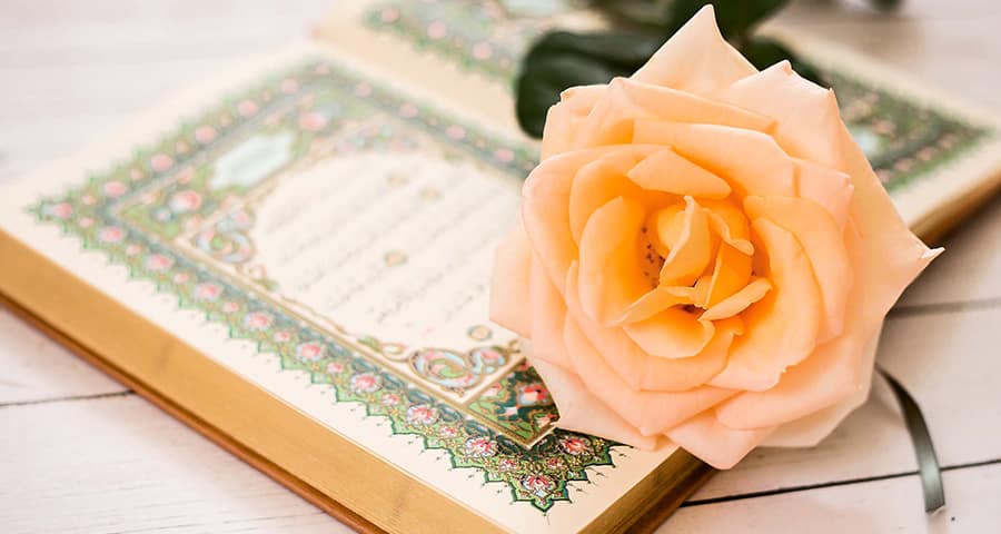 Coran et rose posée dessus